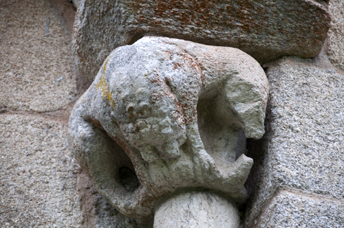 Capitel de la ventana suroeste de la iglesia de Ferreira do Panton